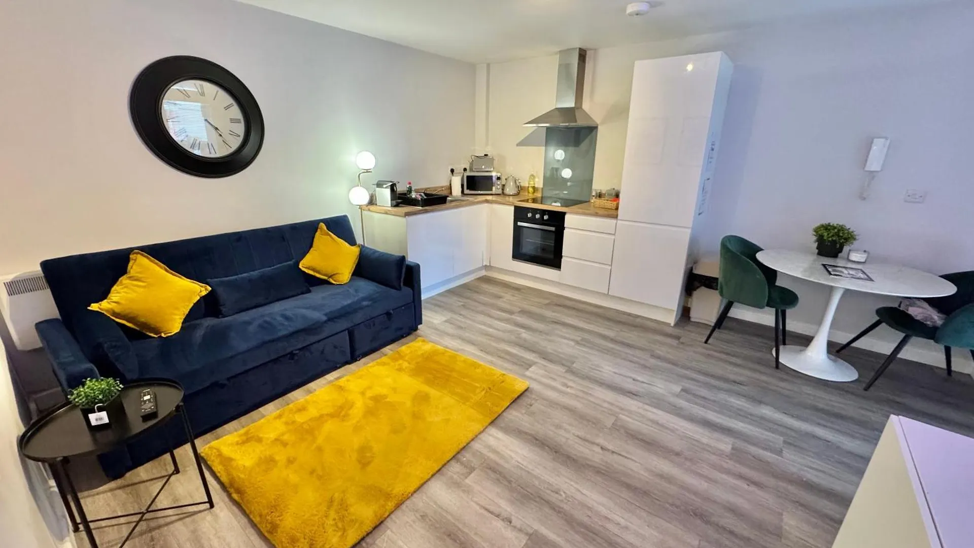 Town Centre Apartment - Minutes Walk To Beach - Free Parking - Sleeps 4 Bournemouth