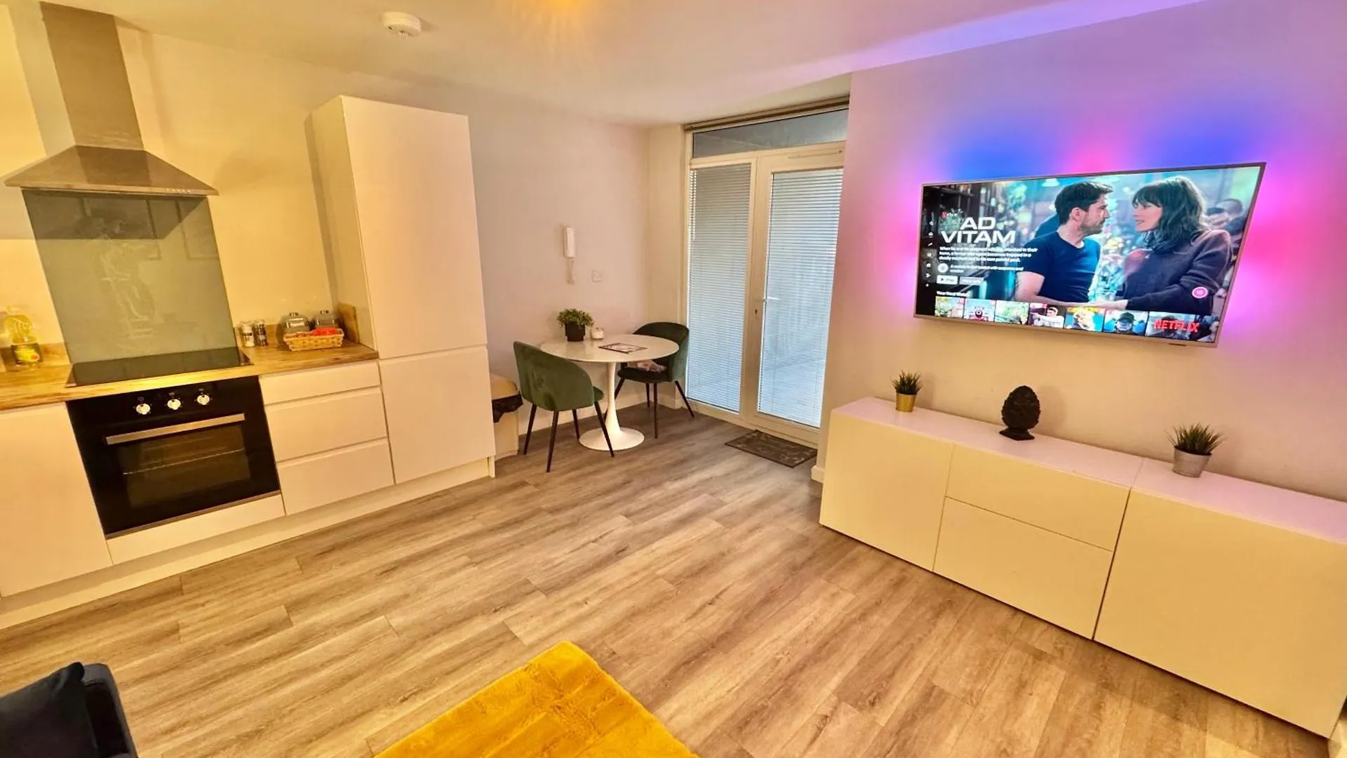 Town Centre Apartment - Minutes Walk To Beach - Free Parking - Sleeps 4 Bournemouth Storbritannien