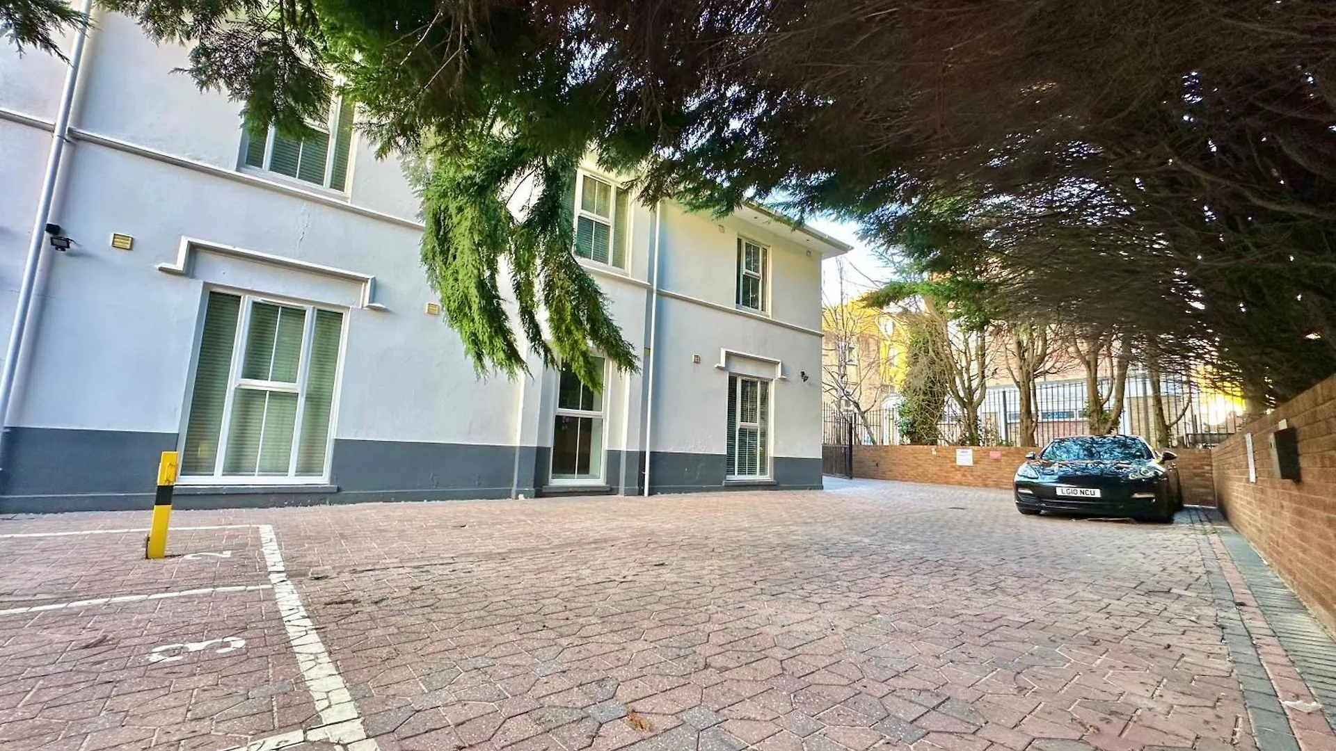 Town Centre Apartment - Minutes Walk To Beach - Free Parking - Sleeps 4 Bournemouth