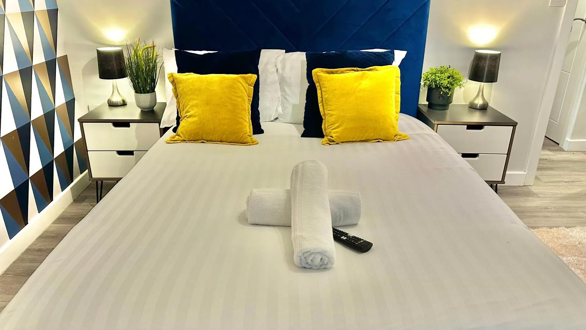 Town Centre Apartment - Minutes Walk To Beach - Free Parking - Sleeps 4 Bournemouth 0*,