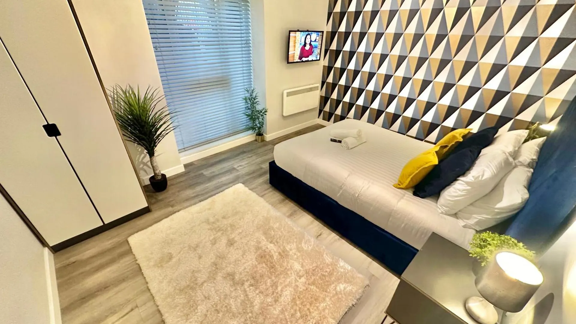 Town Centre Apartment - Minutes Walk To Beach - Free Parking - Sleeps 4 Bournemouth 0*,  United Kingdom